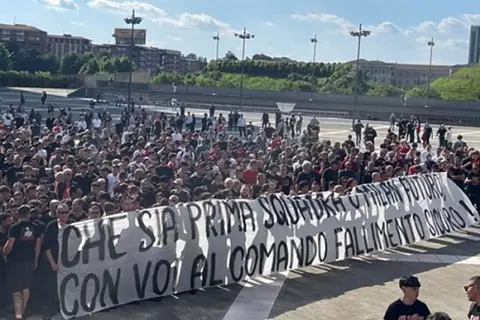 غضب جماهير ميلان.. هتافات لمالديني وانتقادات حادة لإبراهيموفيتش